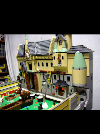 Illustration for article titled Medieval Pinball Machine Made out of Lego